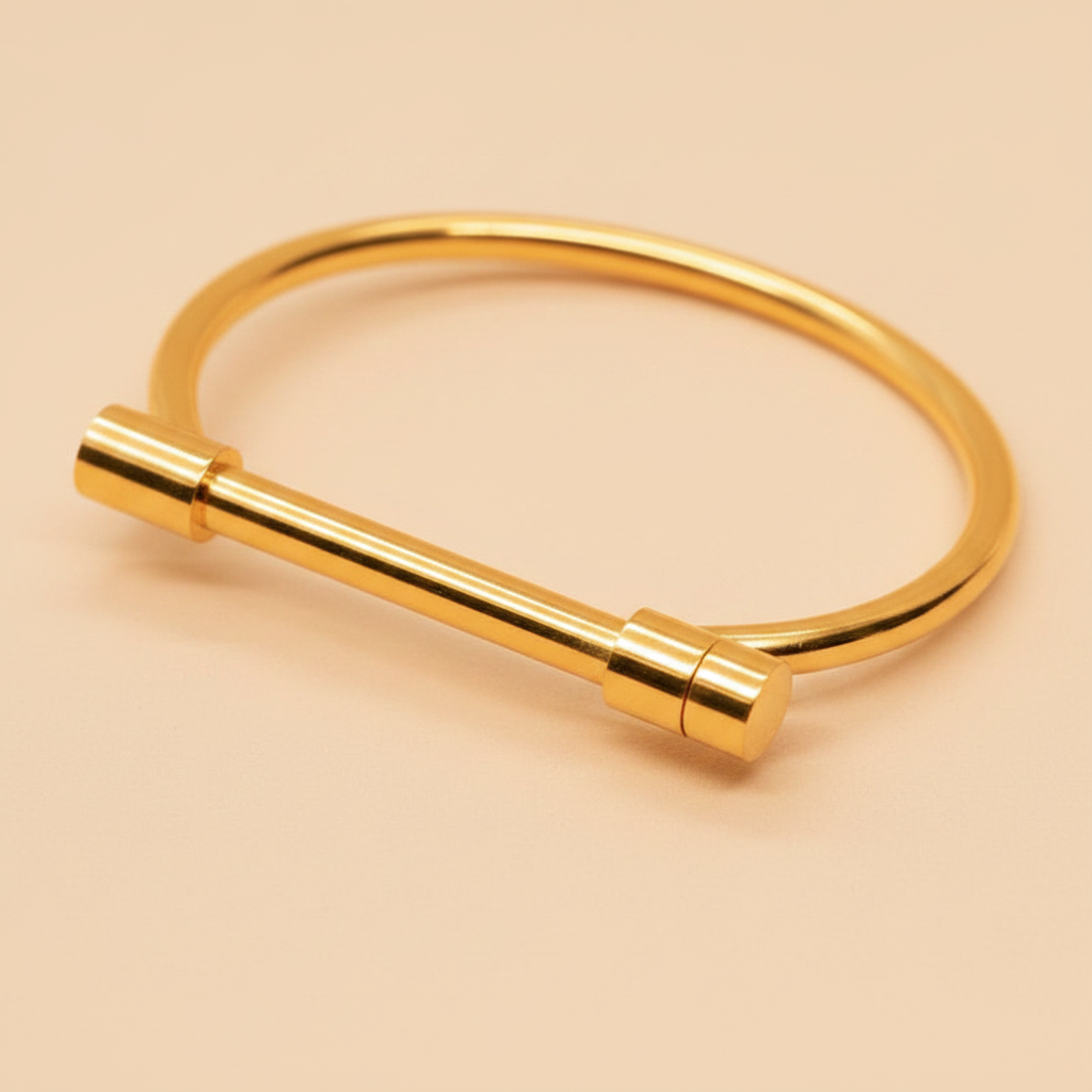 Kantuka bar bangle bracelet close-up gold bar closure detail